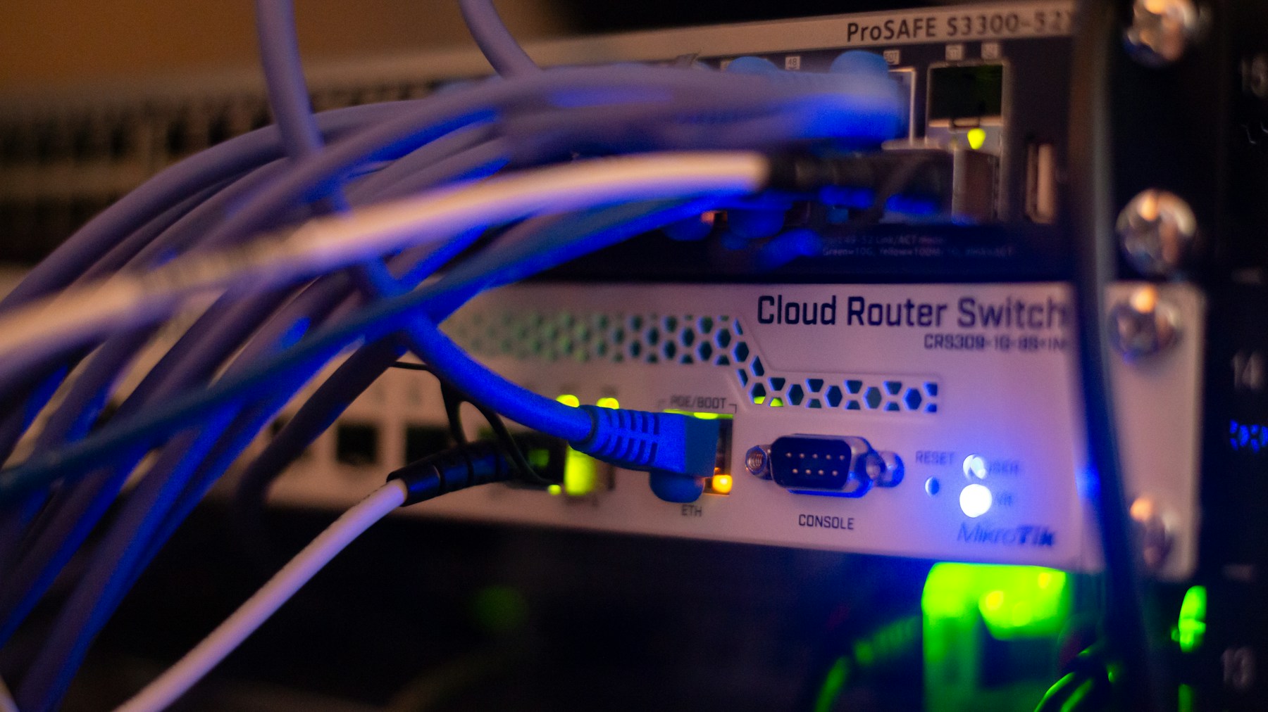 Commutateur reseau avec cables Ethernet pour soutien informatique entreprise
